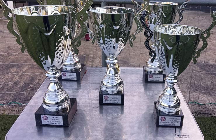 Entrega trofeos a los Campeones de Liga Cadeca y Copa 2023